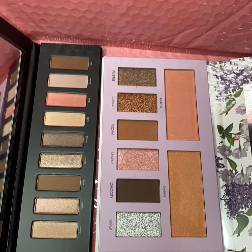Eyeshadow and check palette